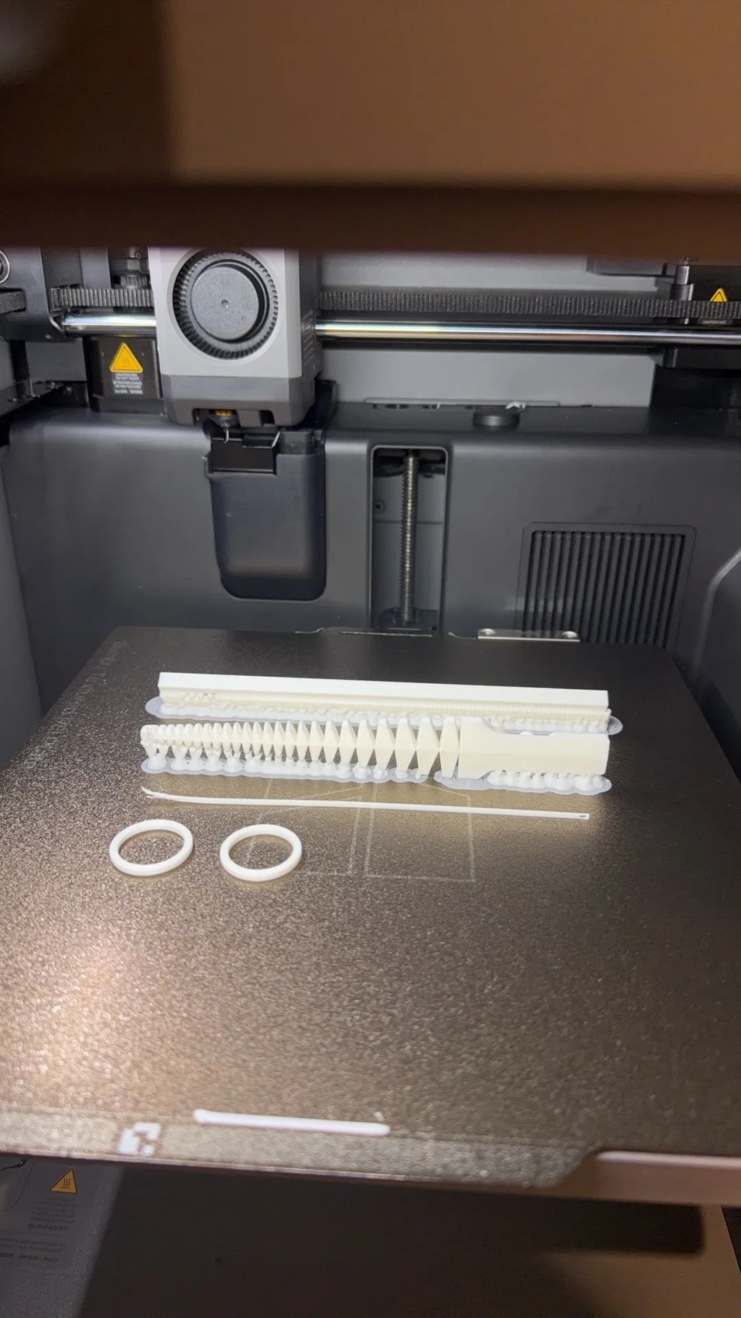 3D 打印平台上用于抓握实验的章鱼足结构和环形零件