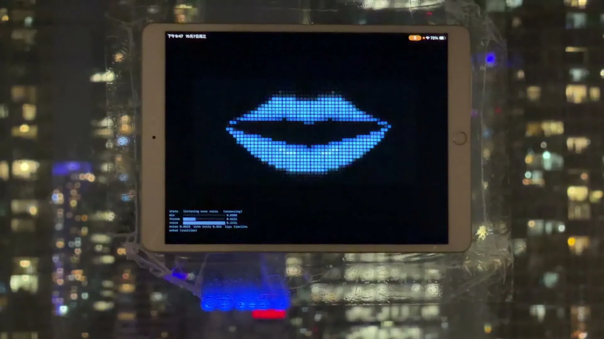 夜景前的旧 iPad 正在显示蓝色动态口型