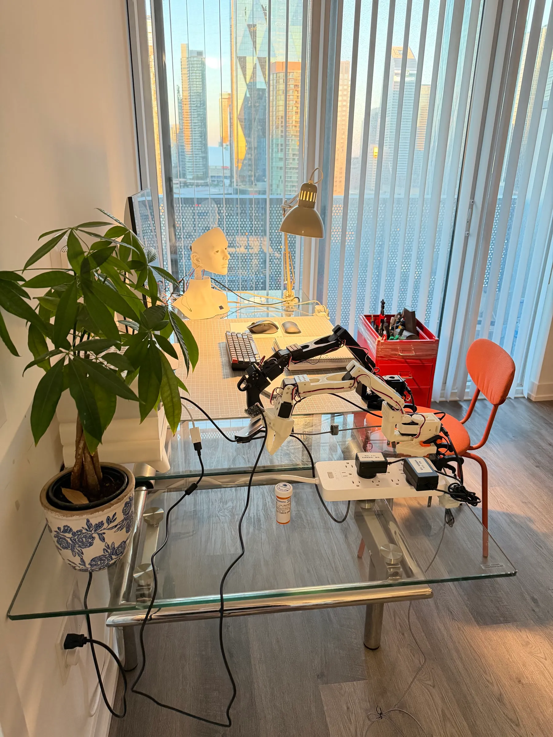 玻璃桌上的机械臂、Lilyput 机器人和开发设备