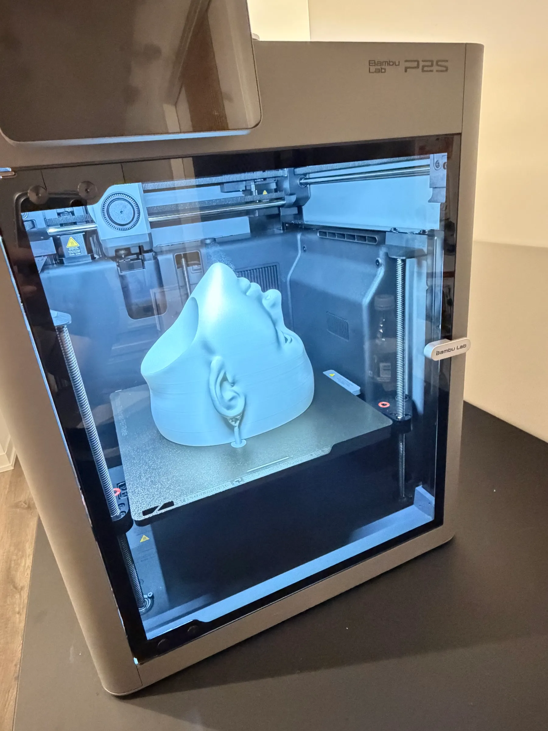 3D 打印机正在打印 Lilyput 的机器人面部外壳